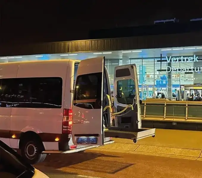 Rolstoelbus bij Schiphol voor reizigers uit Barneveld